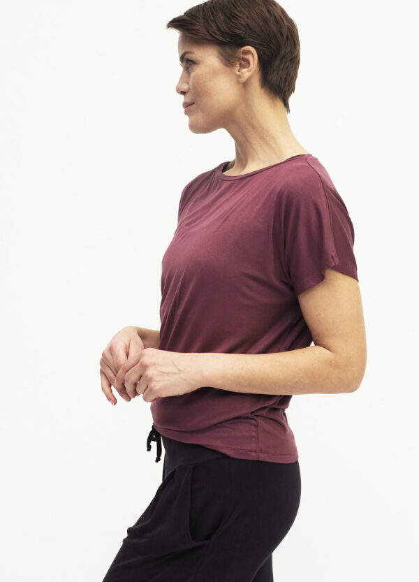 Manavi Tee ruby_Kismet Yogastyle
