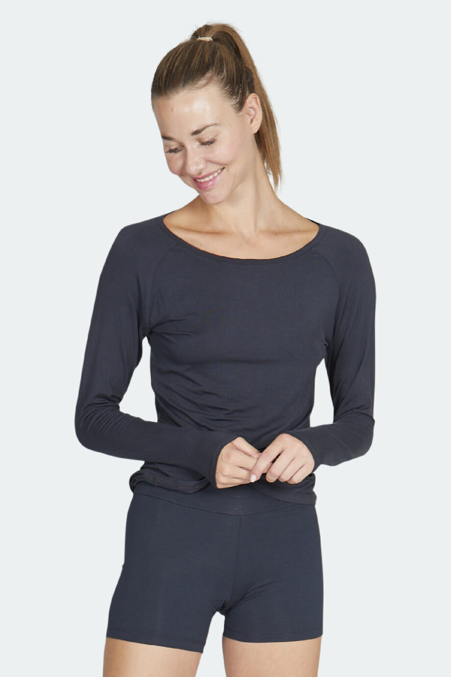 Unser Model trägt das supersofte cosy Longsleeve aus Modal