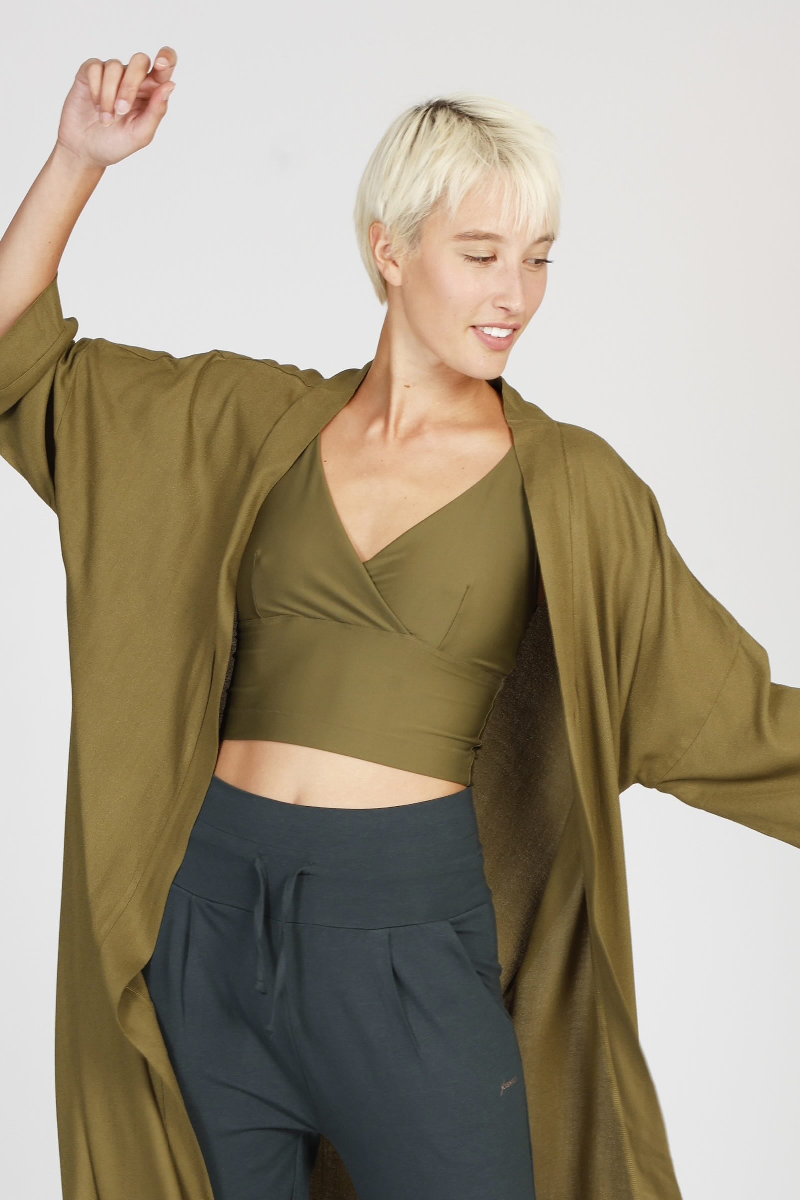 Lux Crop Top Olive und Kimono Olive mit der Cosy Pants seaweed für Damen von Kismet Yogastyle